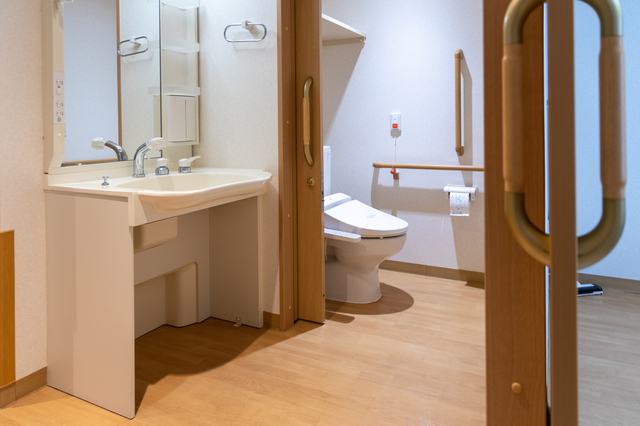 手すりを設けたバリアフリー仕様のトイレ入口