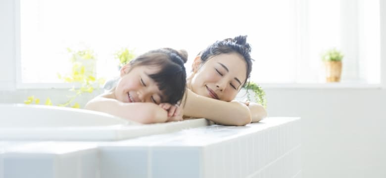 母と娘が浴室でくつろいでいる様子 イメージ写真