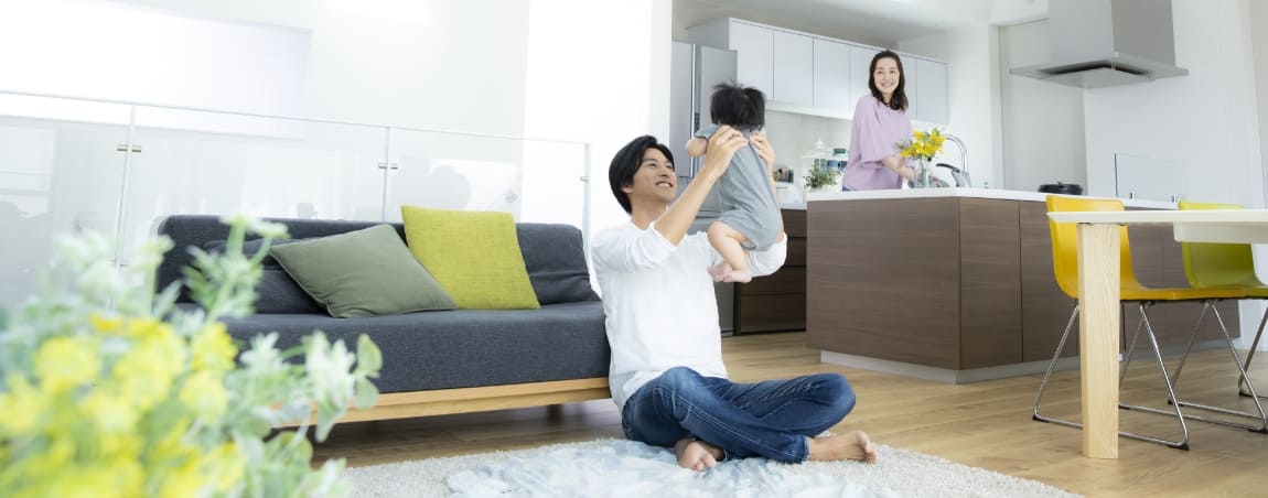 家の中で家族が過ごしている様子 イメージ写真