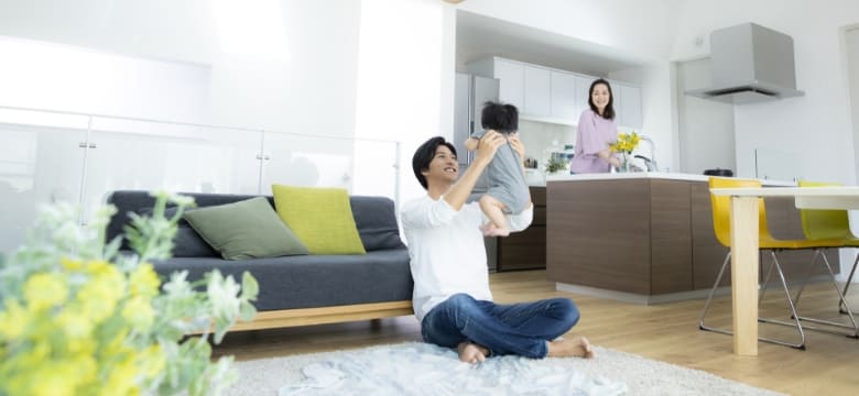 家の中で家族が過ごしている様子 イメージ写真